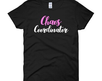 Pode incluir: Camiseta preta com o texto "Chaos Coordinator" em branco com letras cor-de-rosa.