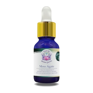 Könnte beinhalten: Eine blaue Glasflasche mit goldener Kappe und Tropfer, beschriftet mit "Shanti Kay Hawaiian Essences Moss Agate". Das Etikett enthält auch den Text "Attracts Prosperity, Inspires Healing & Growth, Grounds & Balances Emotions".