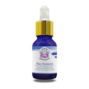 以下が含まれることがあります： 金色のキャップとスポイトが付いた青いガラス瓶。瓶には「Shanti Kai Hawaiian Essences Blue Diamond」とラベルが貼られており、話された言葉を保護し、コミュニケーションを促進し、喉のチャクラを浄化するについてのテキストが記載されています。