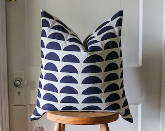 Fodera per cuscino decorativo in lino stampata a mano con blocchi di legno: motivo a mezza luna blu navy, retro in denim bianco sporco.