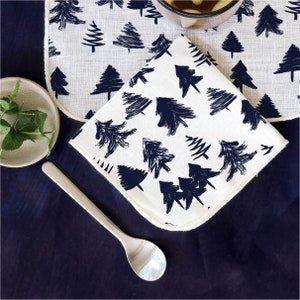 Serviettes cocktail Linge blanc avec motif darbres à feuilles persistantes disponible en plusieurs couleurs Christmas Mid Mod Designs Boho ensemble de 4, 6 ou 8 Indigo