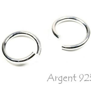 Peut inclure: Deux anneaux de saut en argent, chacun d'un diamètre d'environ 1,25 cm. Les anneaux sont ouverts et prêts à être utilisés pour la fabrication de bijoux ou d'autres travaux manuels.