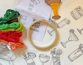 Kit completo de bordado de cóctel Stick & Stitch: con 9 diseños de cócteles, 10 hilos de bordado, aguja, bastidor e instrucciones completas