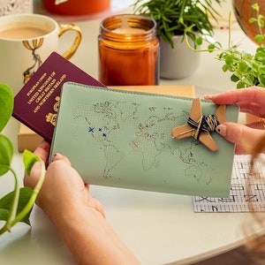 Brodez là où vous avez été ! Portefeuille de voyage menthe avec carte du monde. Avec aiguille et fil dans une belle boîte cadeau