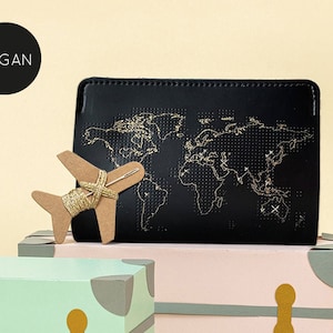 Vegan Stitch waar je ook bent geweest! Omslag reispaspoort: zwart (kunstleer) met kaartontwerp, naald en draad. Personaliseer met je reizen!