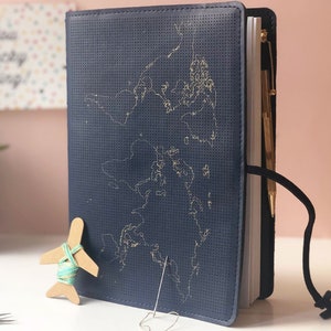 Sticke wo du warst! Reise-Notizbuch aus veganem, dunkelblauem Leder mit goldener Weltkarte, Nadel und Faden