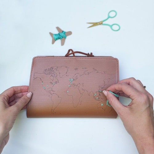 Brodez là où vous avez été ! Carnet de voyage en similicuir marron avec carte du monde, aiguille, fil et stylo