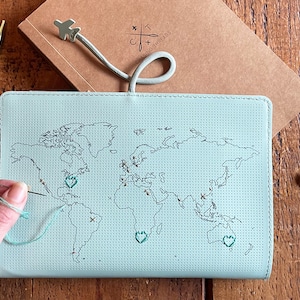 Sticke wo du warst! Reise-Notizbuch aus veganem Mint-Leder mit Weltkarte, Nadel und Faden