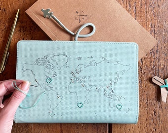 ¡Cose donde has estado! Cuaderno de viaje en piel vegana color menta con mapa del mundo, aguja e hilo.