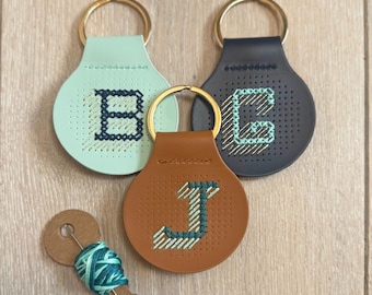 Kit para coser tu propio llavero personalizado de cuero vegano marrón