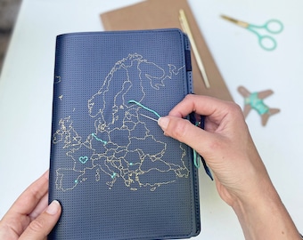 ¡Cose tus viajes por Europa! Cuaderno de viaje de piel sintética azul marino con mapa de Europa dorado y aguja e hilo