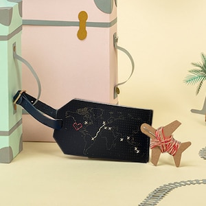 Stitch Where You've Been Gepäckanhänger aus veganem Leder - Schwarz mit goldenen und metallischen roten Fäden
