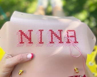 Estuche para lápices o gafas con tu propio diseño: estuche personalizable fácil de hacer tú mismo en piel sintética perforada de color rosa con hilos rosas y rojos