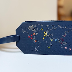 Étiquette de bagage en cuir Stitch Where You've Been - Bleu marine avec fils bleu sarcelle et or