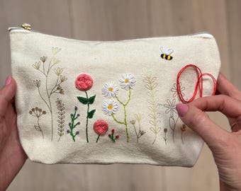 Sticken Sie Ihr Blumen Zip Pouch DIY Kit - Erstellen Sie einen wunderschönen Beutel mit diesem Easy Embroidery Kit. Anfängerfreundlich, 6 Stickstiche lernen
