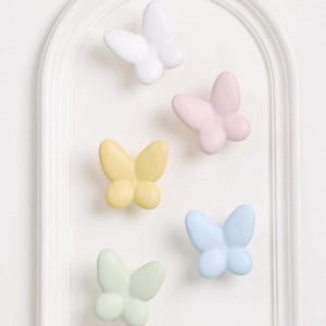 Tiradores de mariposa, pomos para armarios, pomos para cajones, tiradores de armarios, pomos de cerámica de colores con dibujos animados para habitación infantil, pomos pequeños para niñas.