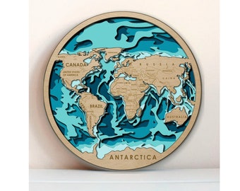 Puede incluir: Un mapa del mundo de madera con un efecto 3D en capas. Los continentes están delineados en marrón y los océanos son un degradado de azul. El mapa incluye los nombres de los principales continentes, incluyendo América del Norte, América del Sur, Europa, Asia, África, Australia y la Antártida.