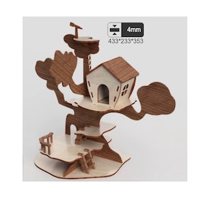 Könnte beinhalten: Ein Holzmodellbausatz für ein Baumhaus mit braunem Dach, zwei Baumästen und einer Leiter. Der Bausatz ist 4 mm dick und misst 11 cm x 5,9 cm x 9 cm.