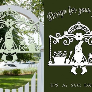 Puede incluir: Silueta blanca de un gnomo sentado en un columpio con las palabras "My Garden" arriba. El gnomo sostiene una regadera y hay flores a cada lado del gnomo. El diseño es para un jardín.