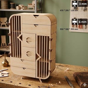Puede incluir: Un mueble de almacenamiento de madera clara con múltiples cajones y paneles laterales de listones. La unidad cuenta con dos cajones superiores, dos cajones centrales con recortes circulares y dos cajones inferiores. El texto indica dimensiones de 470 x 295 x 128 mm y 950 x 590 x 255 mm.