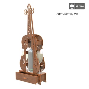 Puede incluir: Un botellero de vino de madera con forma de violín, que contiene una botella de vino y dos copas. El botellero tiene un cajón en la parte inferior y mide 71,0 x 25,0 x 8,0 cm. La madera es de color marrón cálido.