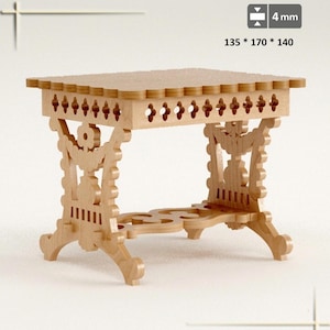 Peut inclure: Une petite table en bois avec des motifs découpés complexes. La table a un plateau rectangulaire avec un bord festonné et des pieds ornés. Dimensions : 13,5 x 17 x 14 cm, épaisseur 4 mm. La table est non finie.