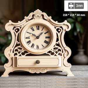 Puede incluir: Un reloj de madera de color claro con un diseño ornamentado. La esfera del reloj tiene números romanos y manecillas negras. Un pequeño cajón se encuentra debajo de la esfera del reloj. Dimensiones: 218 x 219 x 60 mm.