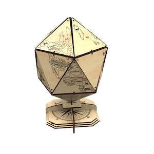 Op de afbeelding: Een houten globe met een kompasvoet. De globe is gemaakt van meerdere stukken hout die samen een dodeca&euml;der vormen. De globe is versierd met een wereldkaart.