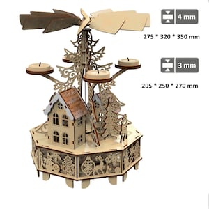 Può includere: Una piramide natalizia in legno con una casa, alberi e portacandele. La piramide ha una ventola rotante in cima ed è decorata con disegni ritagliati. Dimensioni: 27,5 x 32 x 35 cm e 20,5 x 25 x 27 cm.