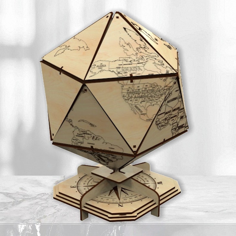 Op de afbeelding: Een houten globe met een kompasvoet. De globe is gemaakt van meerdere stukken hout die in elkaar passen om een bol te vormen. De globe is versierd met een wereldkaart. De kompasvoet is van hout en heeft een kompasroos.