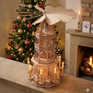 Può includere: Una piramide natalizia in legno a più livelli con una ventola rotante. La piramide presenta intricati disegni traforati ed è illuminata da candele. Un albero di Natale decorato è sullo sfondo.