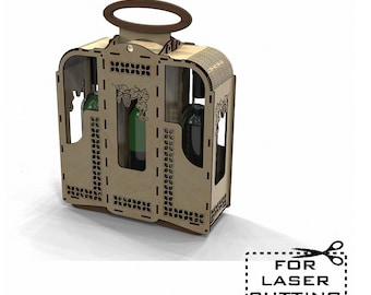 Puede incluir: Un porta botellas de vino de madera con asa y recortes intrincados. El porta botellas está diseñado para contener tres botellas de vino. El porta botellas está hecho de madera marrón claro y tiene un diseño decorativo de vid.