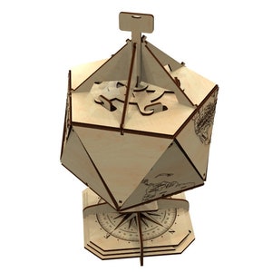 Op de afbeelding: Een houten globe model met een kompasvoet. De globe is gemaakt van licht hout en heeft een gedetailleerde wereldkaart. De kompasvoet is gemaakt van donker hout en heeft een kompasroos met de windrichtingen.