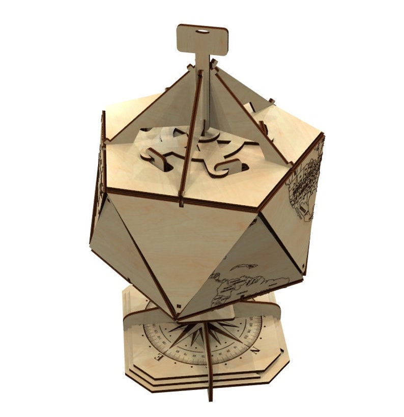 Op de afbeelding: Een houten globe model met een kompasvoet. De globe is gemaakt van licht hout en heeft een gedetailleerde wereldkaart. De kompasvoet is gemaakt van donker hout en heeft een kompasroos met de windrichtingen.
