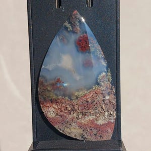 Javaanse mosagaat 45,51 × 26,25 x 4,7 mm cabochon met een schilderachtig, veelkleurig patroon. MA.37