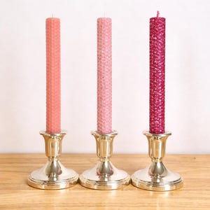 Velas cónicas de cera de abejas con purpurina, hechas a mano, en forma de panal - Juego de dos en color rosa
