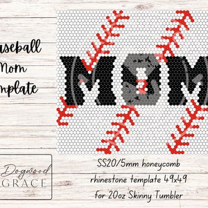 Puede incluir: Una plantilla para un diseño de diamantes de imitación con temática de béisbol para un vaso delgado de 20 onzas. El diseño presenta la palabra "MOM" con un patrón de puntadas de béisbol.