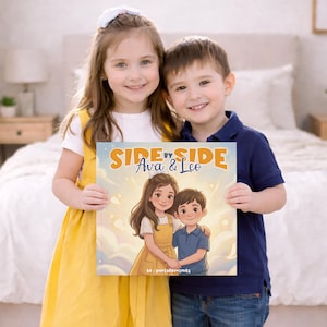 Può includere: Due bambini sorridenti tengono in mano un libro intitolato "Side by Side Ava & Leo". La copertina del libro presenta un'illustrazione di due bambini che si tengono per mano, sullo sfondo di un cielo nuvoloso. La bambina indossa un vestito giallo e il bambino una camicia blu.