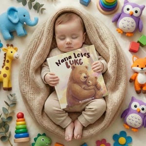 Peut inclure: Un bébé endormi, enveloppé dans une couverture beige, tient un livre intitulé "Nana Loves Luke". Le livre présente une illustration d'ours. Autour du bébé, divers jouets en peluche, dont un éléphant, une girafe, des hiboux et un renard. Des blocs de bois colorés et un jouet à empiler sont également présents.