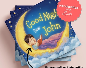 Puede incluir: Una pila de libros infantiles con una portada personalizada. La portada muestra a un niño durmiendo en una luna creciente, leyendo un libro bajo un cielo estrellado. El texto dice "Good Night Dear John". Una pegatina roja dice "Handcrafted with Love".