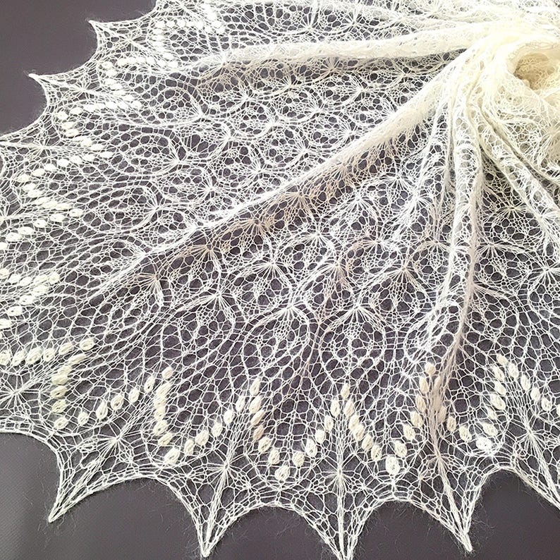 Handstickad vit mohairsilkesspetssjal, fin brudklänning med omlott och kvällssjal bild 3