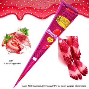Può includere: Un cono rosa di pasta all'henné con le parole "Strawberry Instant Cone" e "Sehnaa" stampate su di esso. Il cono è su uno sfondo bianco con un motivo a fragola. Il testo "Does Not Contain Ammonia PPD or any Harmful Chemicals" è stampato sotto il cono.