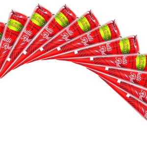 以下が含まれることがあります： 「Selbenas Chilli Red Cone Chilli」と印刷された赤いヘナコーンが10本。コーンはアーチ型に配置されています。