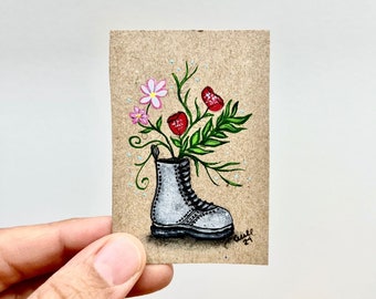 Geblümter Stiefel, Original Mini Kunst, Sammlerkunst, von Anne Quiroga.