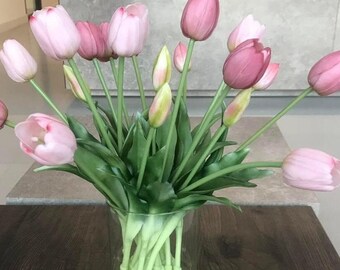 Bukiet z żywych kwiatów; Sztuczne tulipany w szklanym wazonie; Kompozycja kwiatowa do wnętrz; Prezent z podziękowaniem dla nauczyciela.