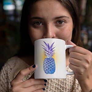 パープルパイナップルエレクトリックハワイアンティキルアウギフトコーヒーマグ