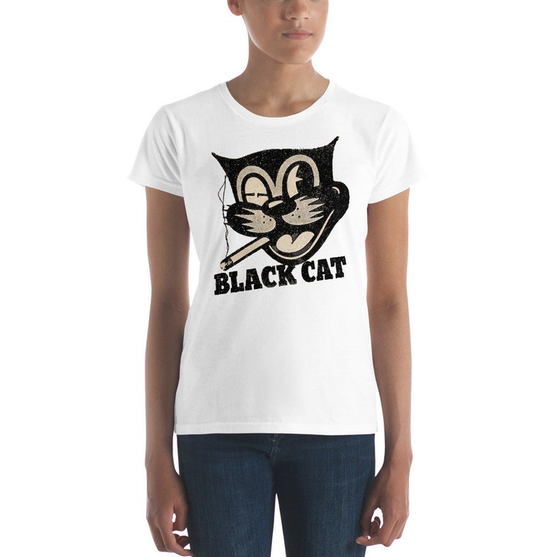 Puede incluir: Camiseta blanca para mujer con un gato de dibujos animados en blanco y negro fumando un cigarrillo. El texto "BLACK CAT" est&aacute; impreso debajo del gato.
