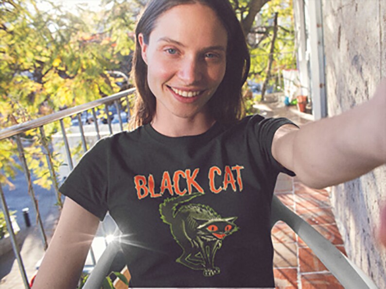 Svart katt, Halloween svart katt, svart katt t-shirt, svart kattdekor, svart kattkostym, Halloween t-shirt, unisex t-shirt bild 1