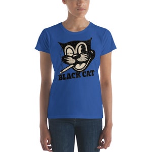 Puede incluir: Una camiseta azul real para mujer con un gato de dibujos animados en blanco y negro fumando un cigarrillo. El texto "BLACK CAT" est&aacute; impreso debajo del gato.
