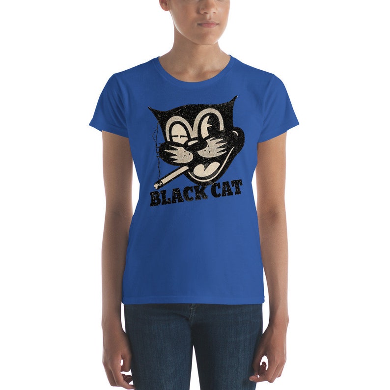 Puede incluir: Una camiseta azul real para mujer con un gato de dibujos animados en blanco y negro fumando un cigarrillo. El texto "BLACK CAT" est&aacute; impreso debajo del gato.